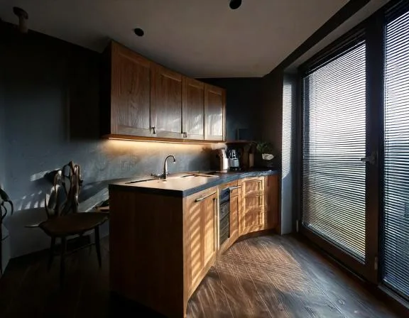 Sürgülü cam kapılar ve açık renklerde minimalist dekorla tasarlanmış küçük bir yarı açık mutfak.